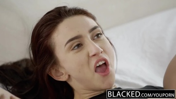 Fiatal tini picsa első kúrása egy óriási feka fasszal Thumb