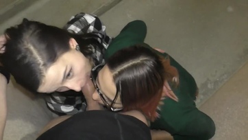 Amatőr tini barátnők cumizzák a pélót Thumb