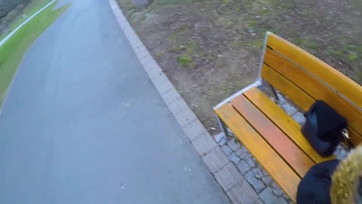 Fiatal 18 esztendős tini cicus készpénzért furulyázik a parkban Thumb