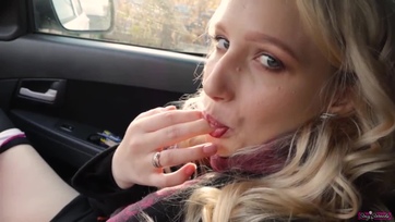 Felizgult fiatal ribanc élvezkedik publikusan a verdában Thumb