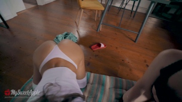 Fiatal ribancok ketten szopják a faszt Thumb