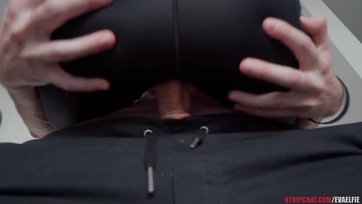 Sovány fullos tini csaj tépett jóganaciban kavar a pizzafutár faszival Thumb