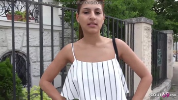 Szexis magyar tini cicus az utcán felcsípve és a pornó castingon megbaszarintva Thumb