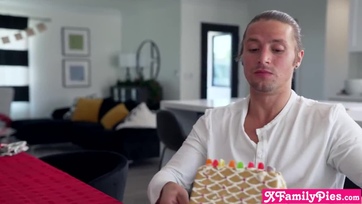 Nagydudájú mostoha húg szexis piros szerkóban ugrál a mostoha bátyja kolbászán Thumb