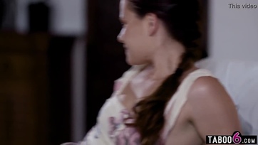 Gyakorlott milf nevelő anyuka jókedvűen oktatja dugni az amatőr tini párt Thumb