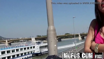 Gyönyörű magyar tini pina mások előtt levadászva és egy kis zöldhasúért széjjel hágva Thumb