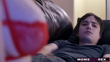 A nagy picsájú vörös anyuka ráröppen a fiatal nevelt kölyke acélos pélójára Thumb