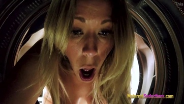 Leráncigáltam a tangáját és megdugtam a nagy cicis nevelő anyukámat miután beszorult a mosógépbe Thumb