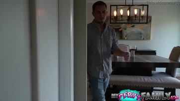 Nimfomán mostoha anya összefeküdt a kölykével miután lebukott hogy a cimborájával szex sms-ezik Thumb