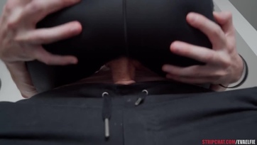 A mázlis pizzafutár kölyök a széttépett nacijában liveban dugta meg a gyönyörű szőke tini leányzót Thumb