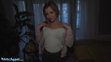 A sexy cica felizgult a spermától úgyhogy leszopizta az ügynök falloszát Thumb