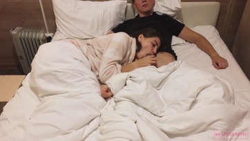 Tündéri tini ribanc egy lazító cumizással lepi meg a férjét mozizás közben Thumb