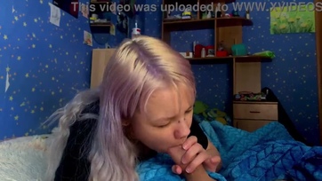 A mostoha nővérem észrevette hogy áll a virslim és azt kérte hogy dugjam meg Thumb