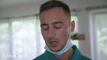 A nagyfarkú srác nyakon csípte a nagy mellű nevelő anyukáját szexchatelés közben Thumb