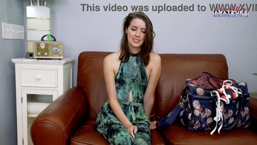 Darázsderekú barnácska suna rendesen happolja a seggébe mindjárt az első pornó casting-ján Thumb