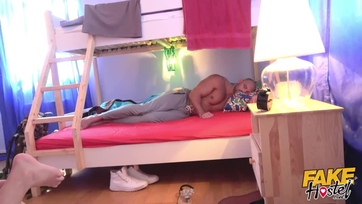 Bűbájos magyar gádzsi a kisportolt házastársa mellett hűtlenkedik a nagyfaszú tini kölyökkel Thumb