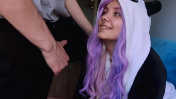 Tüneményes 18 éves tini lányka felizgul a lompos láttán és megbaszatja a sunáját Thumb