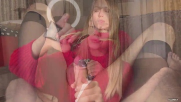 A gyönyörű iskolatársam felkeresett miniszoknyában hogy ugrándozzon egy orbitálisat a péniszemen Thumb