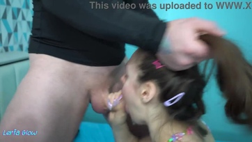 Lenyomta a jókedélyű tini suna nyeldeklőjén a vastag dákóját aztán szétdugta a szűköcske puniját Thumb