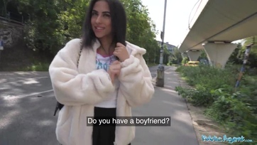 Imádja a pénzt a kalandvágyó tini pina úgyhogy széttette a combjait az anonim férfinek Thumb