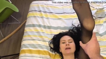 Faszéhes milf hölgy harisnyában igényli a duzzadt kukit a borostás kis puncusába Thumb