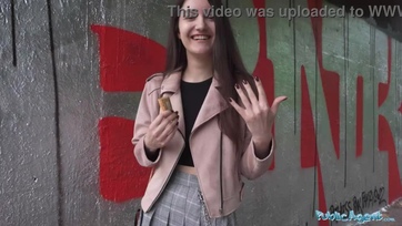 A tündibündi bige miután megmutizta a cickóit egy kis gázsiért a lábikóját is széttárta Thumb