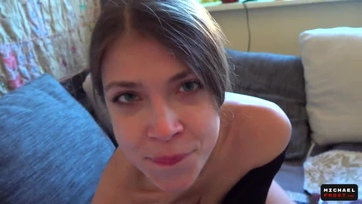 A suska helyett megkefélte és pofin lövellte a kis szemérmetlen mostoha kishúgát Thumb