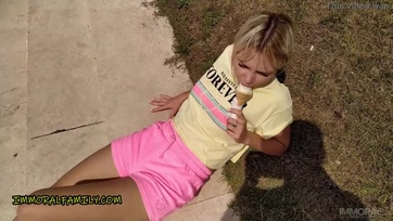 A tündibündi ukrán fiatal ribanc rábeszélte a mostoha bátyusát hogy tüzelje színig a kis nedves nuniját Thumb