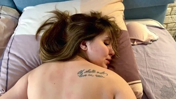 Mialatt nyomogattam a csábító nevelőanyám előreláthatatlanul beakasztottam a nunijába a falloszom Thumb