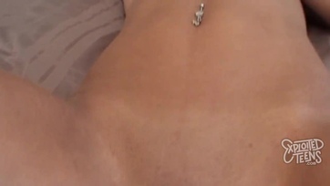 Ellátogatott a pornó casting-ra a 18 esztendős sötét hajú csajszi és hagyta hogy meghágják a kis vagináját Thumb