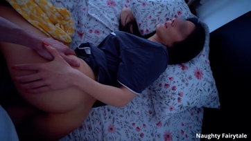 Belógattam a duzzadó cerkámat az alcsizó mostoha nővérkém mennyei muffjába majd a popójába Thumb