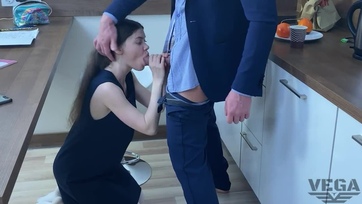 A konyhapulton megoráloztatta és alaposan megkúrta a tüneményes 18 éves mostoha húgiját a jókiállású fiú Thumb