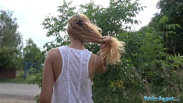 Egy kis zsetonnal rábírta a tündéri pesti sunácskát a szeximádó utca ügynök hogy lepippantsa a szerszámát Thumb