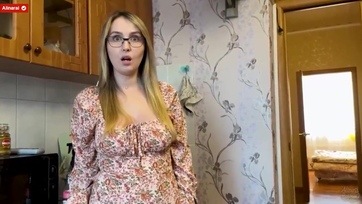 A cimbim szexis anyja ruhátlanul bemászott este az ágyikómba és nekiállt dudlizni a cerkámat Thumb