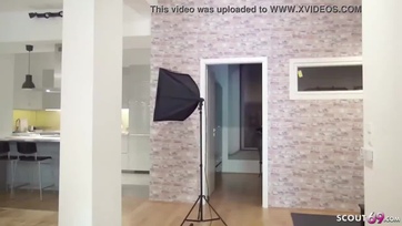 18 éves filigrán magyar születésű bula cumikázza a németországi kamuügynök dárdáját a pornó casting-on Thumb