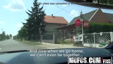 A járgányban ugrodtak egymásnak a magyarországból való huszonévesek amit a járművezető örömmel végigszemlélt Thumb