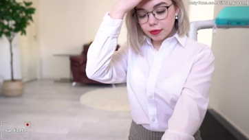 Felhuppant az íróasztalra a dögös szöszke tanárnőcske és félrevonta a tangabugyogóját hogy berakjam neki Thumb