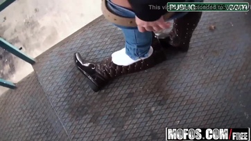 Egy kis pénzért jókedvűen lecumizta és megmászta az ismeretlen ügynök pöcsét a magyar születésű csaj Thumb