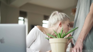 A kedves főiskolás sunácska kapott egy gigászi patront a szűk puncusába Thumb