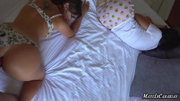 A faszim péppé kettyintette a végbélnyílásomat miközben a mostohanővérkém mellettünk szunyált Thumb