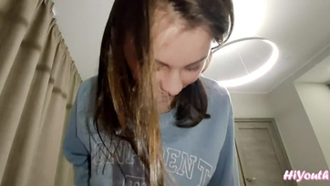 Becsücsült az ágyamba a 18 éves mostohahúgocskám és nekivágott dudlizni a kolbászom Thumb