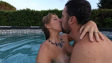 Lerántotta a fürdőruhát a magyar származású nőjéről és meghágta a punciját a víz alatt Thumb