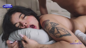 Tövig benyomta a mostohahúgocskája borotvált kis nunijába a duzzadó pélóját a jóvágású latinó Thumb