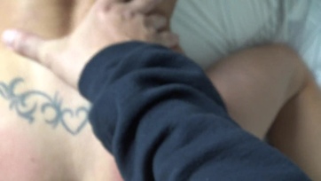 A remek testfelépítésű milf gondosan megmászta a pélót és kapott egy kis nedűt az arcocskájára Thumb