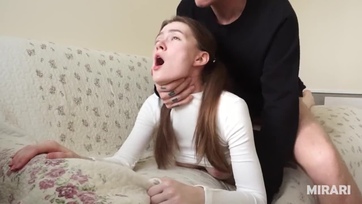 A korrepetálás helyett a 18 éves fiatal ribanc szétvetette a combjait és bepuszilta a professzor spermáját Thumb