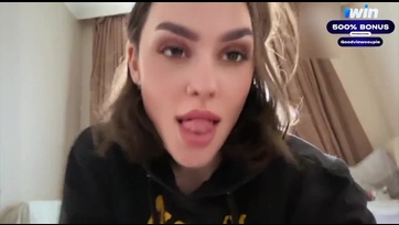 Magabiztosan meglovagolta a kékerest a vadító főiskolás leány mielőtt szétfröcskölték a picsáját Thumb