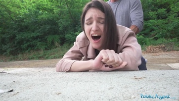 Az iszonyúan tündibündi koleszos sunci a szabad ég alatt kapta be az anonim ügynök nagy dákóját Thumb