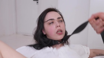 A hálótársam bejött a szobámba és tétovázás nélkül berakta a megtermett péniszét a pofikámba Thumb