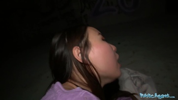 Egy kis kápéval sikerült rábeszélnie a várakozó ázsiából származó kiscsajt hogy oboázzon egyet a kolbászán Thumb